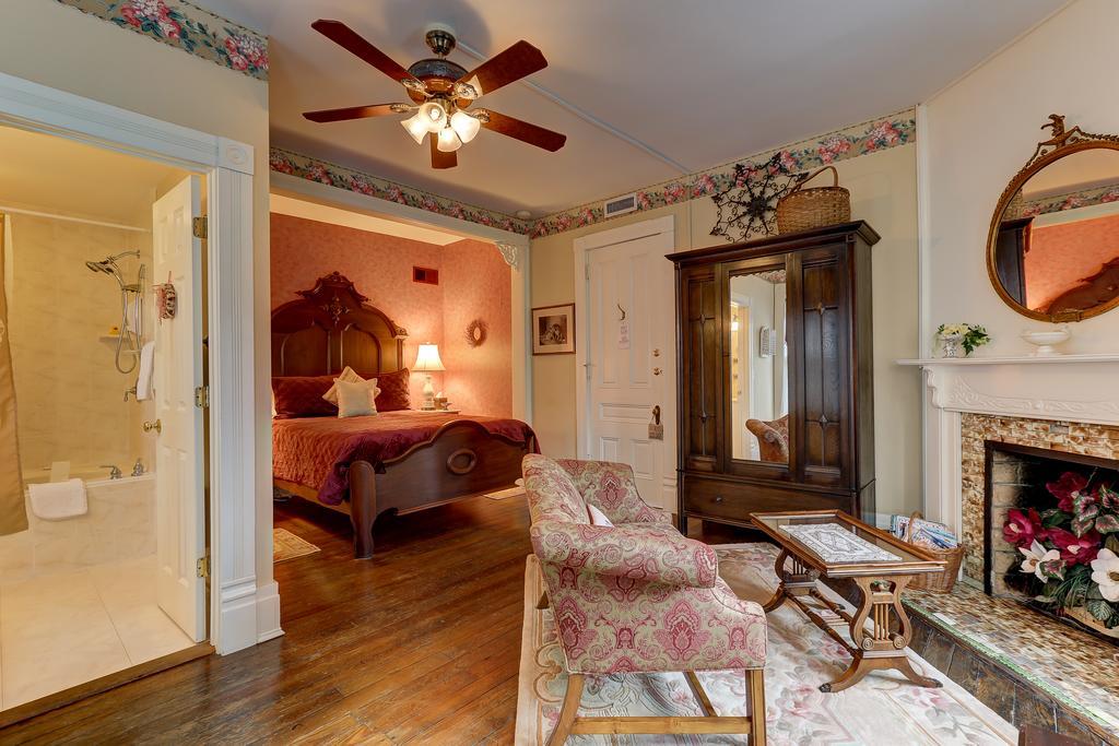 C.W. Worth House Bed And Breakfast Wilmington Room photo